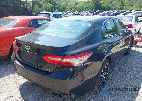 2018 Toyota Camry Se z USA, uszkodzony, nr VIN 4T1B11HK2JU117943